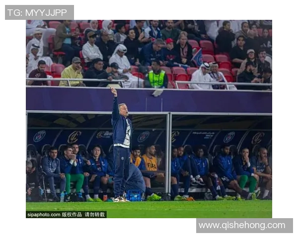 足球明星与小粉丝感人瞬间泪水交织温馨画面引发无数共鸣